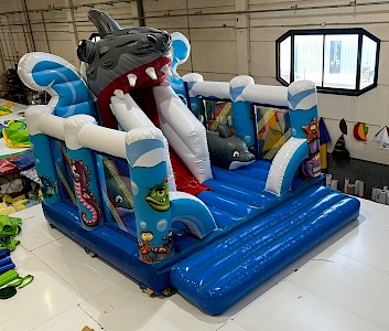 Aire de jeu gonflable ATTACK requin PM 3700€ht