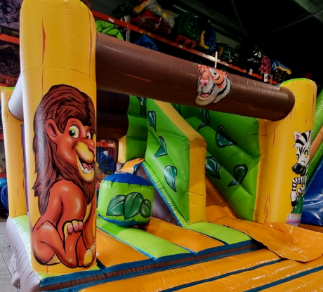 Exemple de décor de jeu gonflable jungle et lion